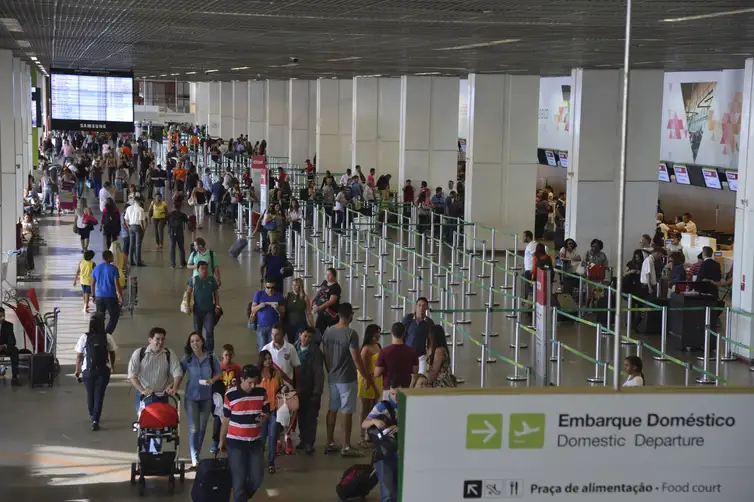 Valter Campanato/Agência Brasil Movimento de passageiros no Aeroporto Internacional Juscelino Kubitschek, em Brasília, nesta sexta-feira (13) de carnaval (Valter Campanato/Agência Brasil)